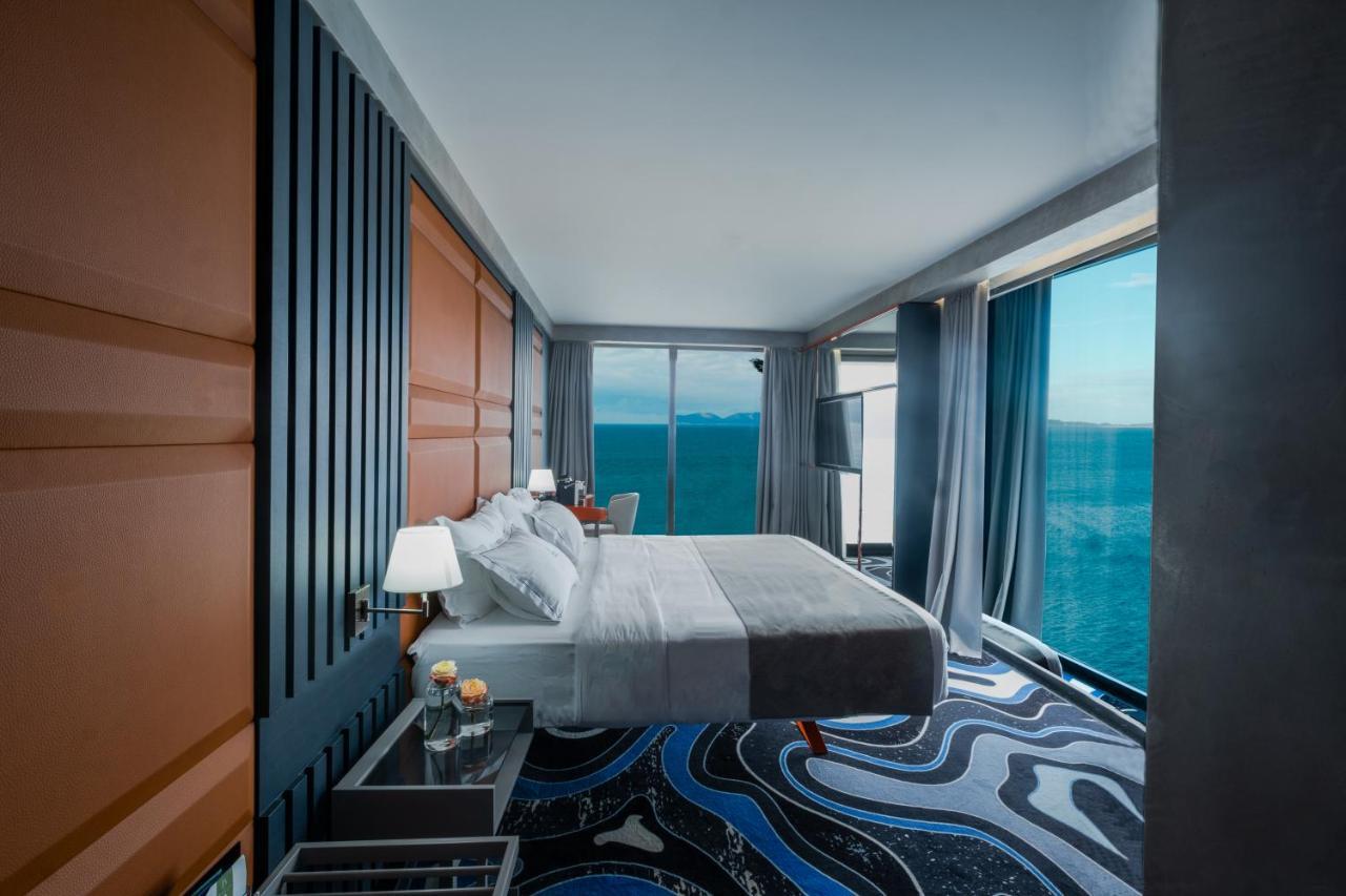 Maritim Marina Bay Resort Spa & Casino Adult Friendly Vlore Exterior photo A bedroom in a Sky Suite