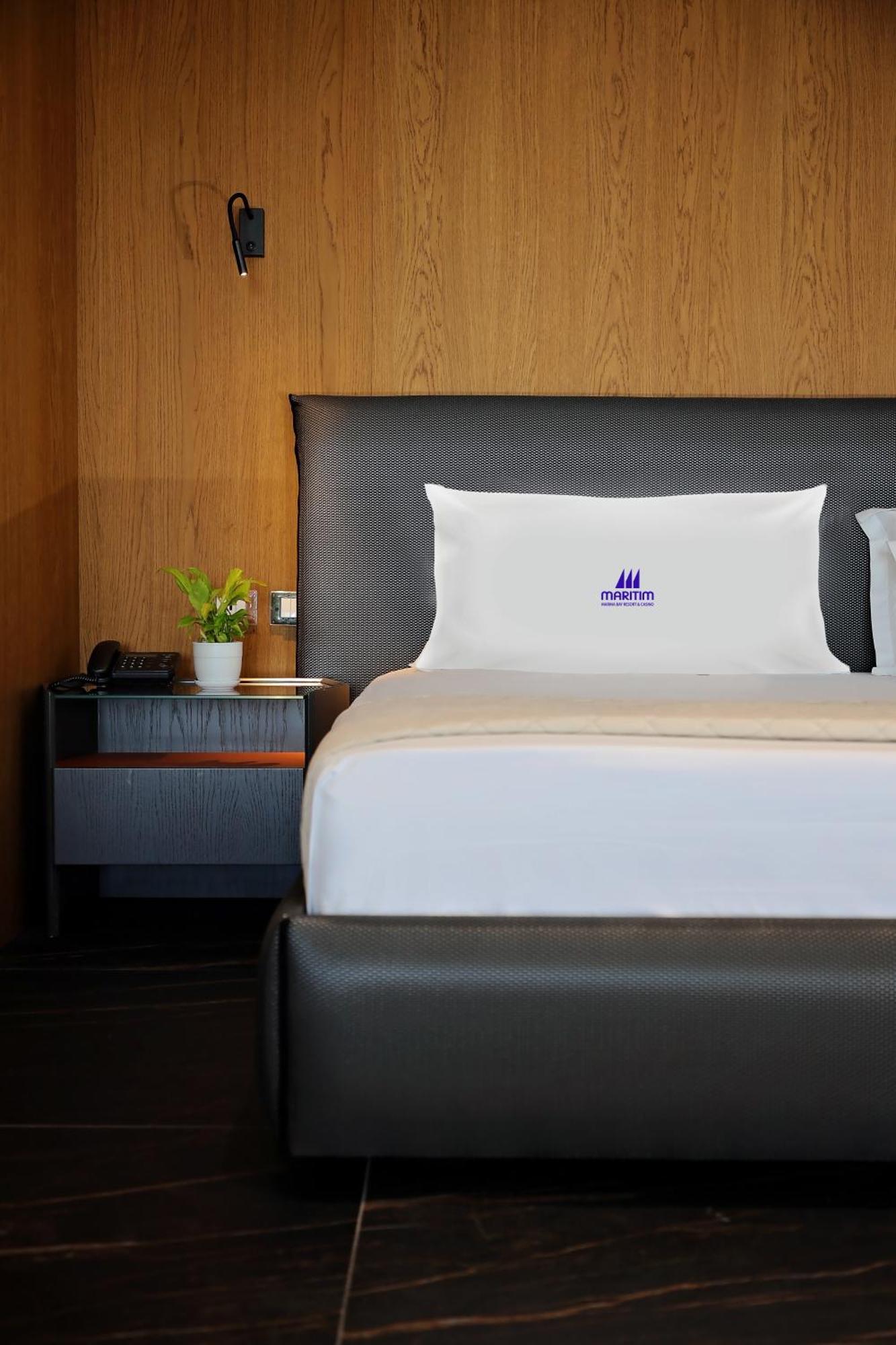Maritim Marina Bay Resort Spa & Casino Adult Friendly Vlore Exterior photo A pillow with the Maxim logo