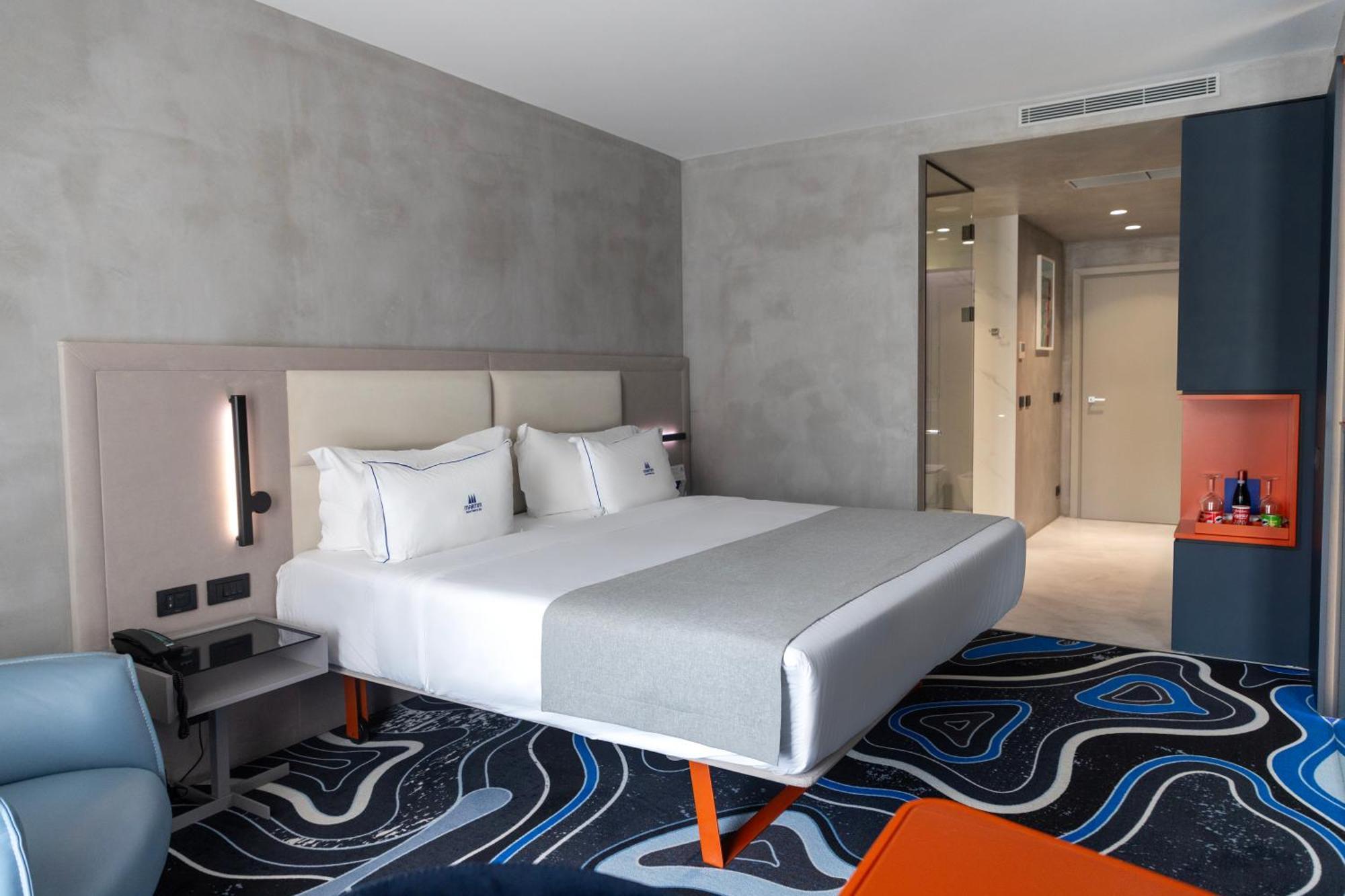 Maritim Marina Bay Resort Spa & Casino Adult Friendly Vlore Exterior photo A room at the hotel