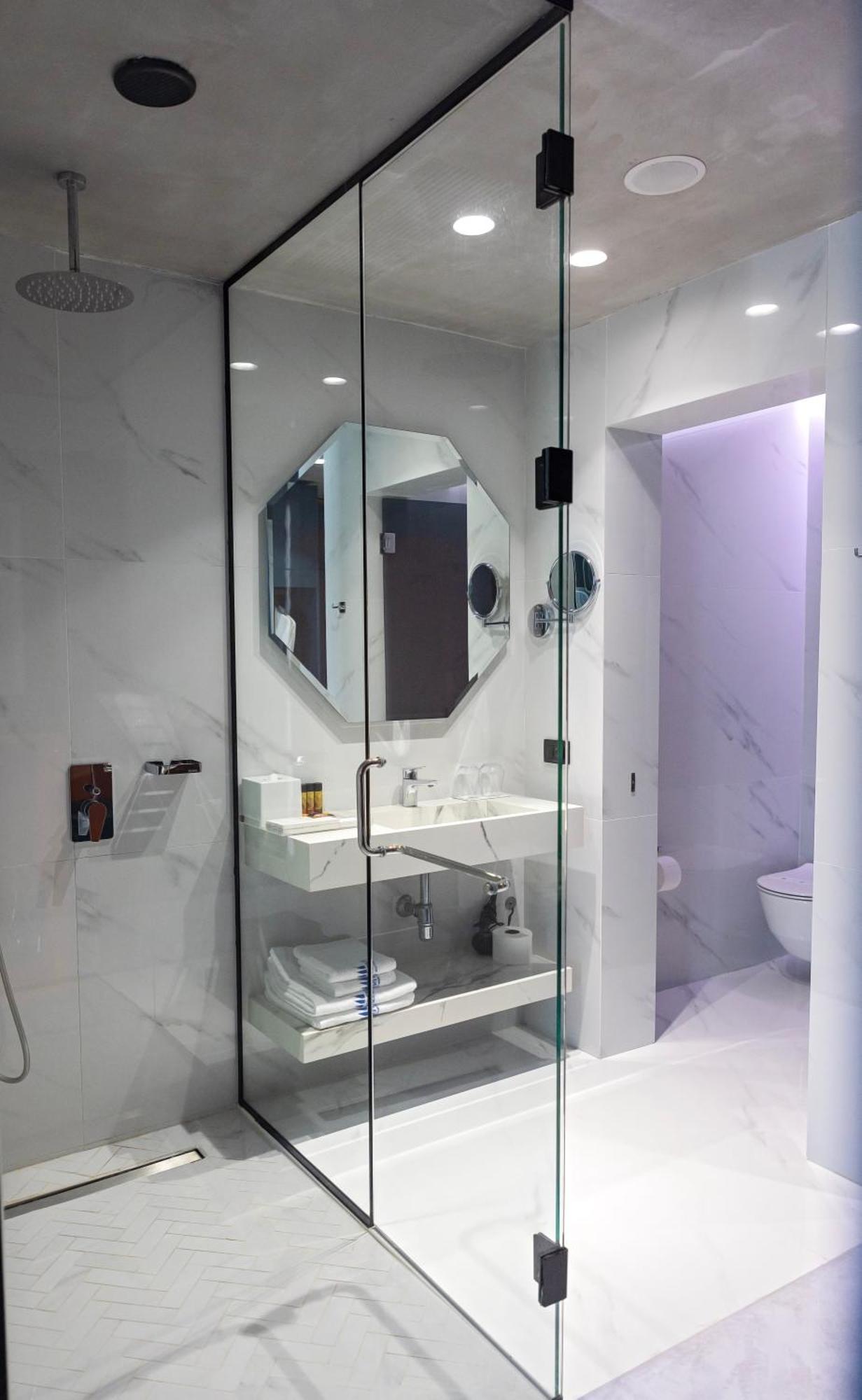 Maritim Marina Bay Resort Spa & Casino Adult Friendly Vlore Exterior photo A bathroom in a hotel