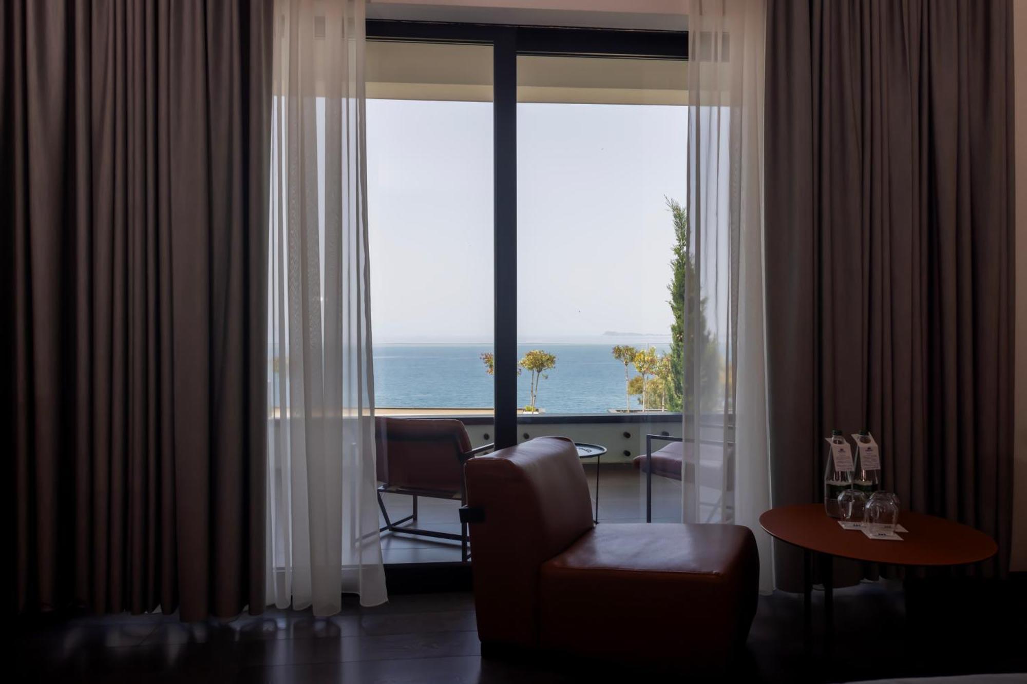 Maritim Marina Bay Resort Spa & Casino Adult Friendly Vlore Exterior photo A room at the hotel