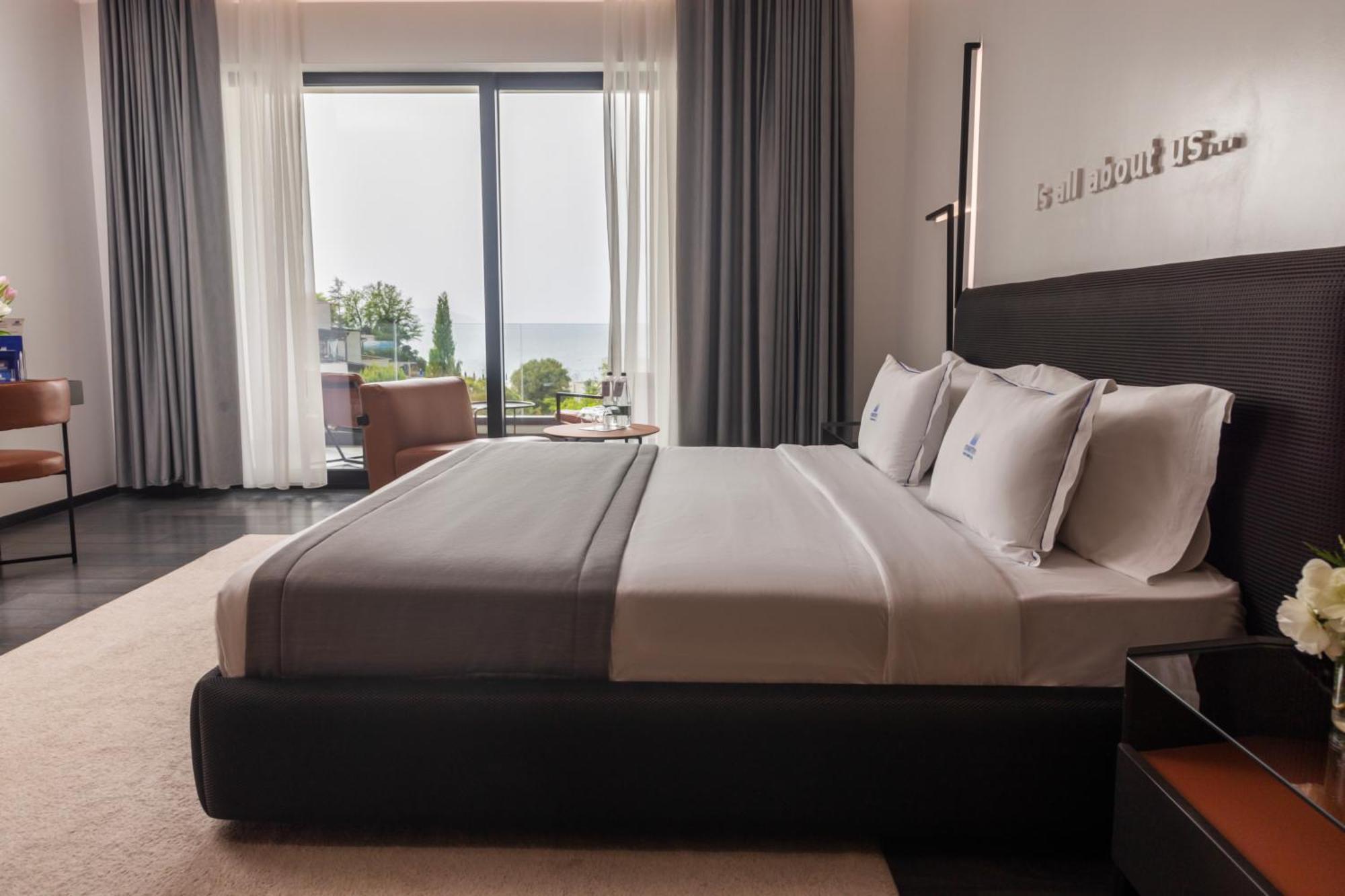 Maritim Marina Bay Resort Spa & Casino Adult Friendly Vlore Exterior photo A bedroom at the hotel