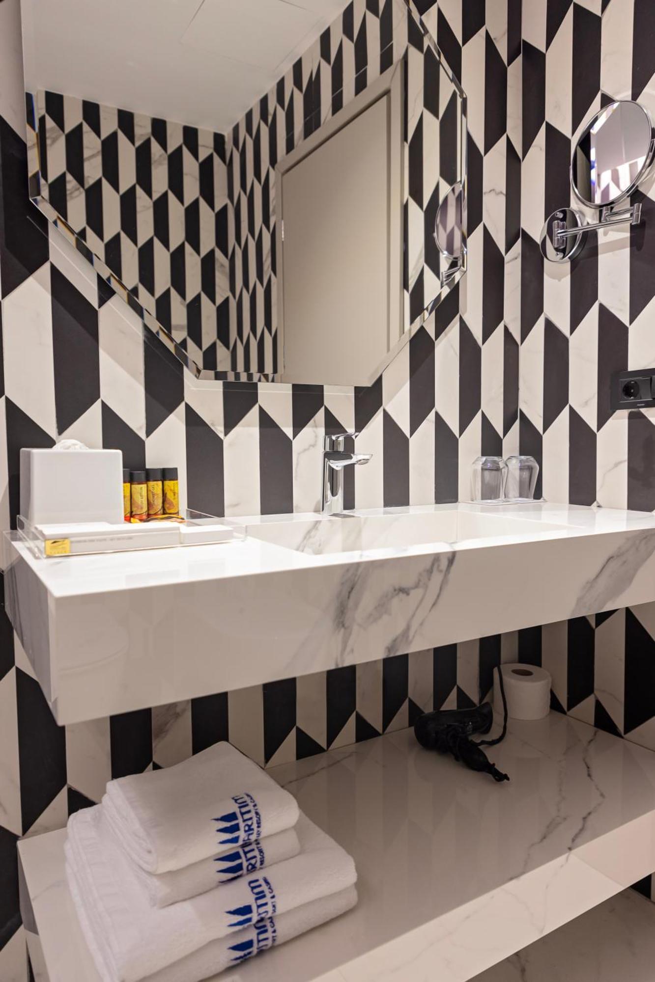 Maritim Marina Bay Resort Spa & Casino Adult Friendly Vlore Exterior photo Bathroom