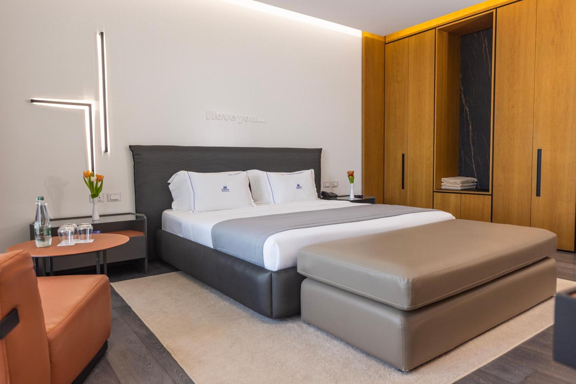 Maritim Marina Bay Resort Spa & Casino Adult Friendly Vlore Exterior photo A bedroom at the hotel
