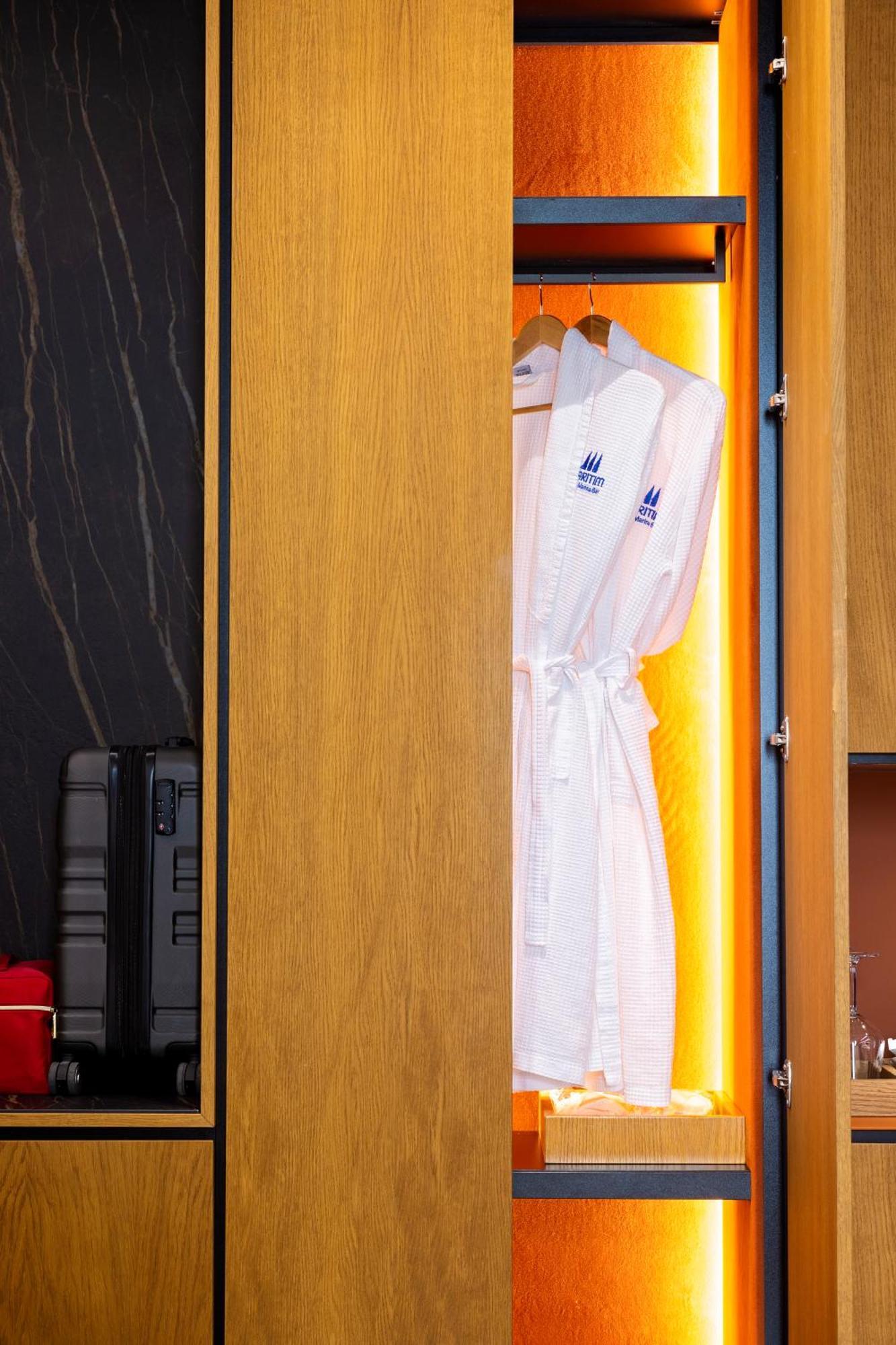 Maritim Marina Bay Resort Spa & Casino Adult Friendly Vlore Exterior photo A bathrobe hanging on a door