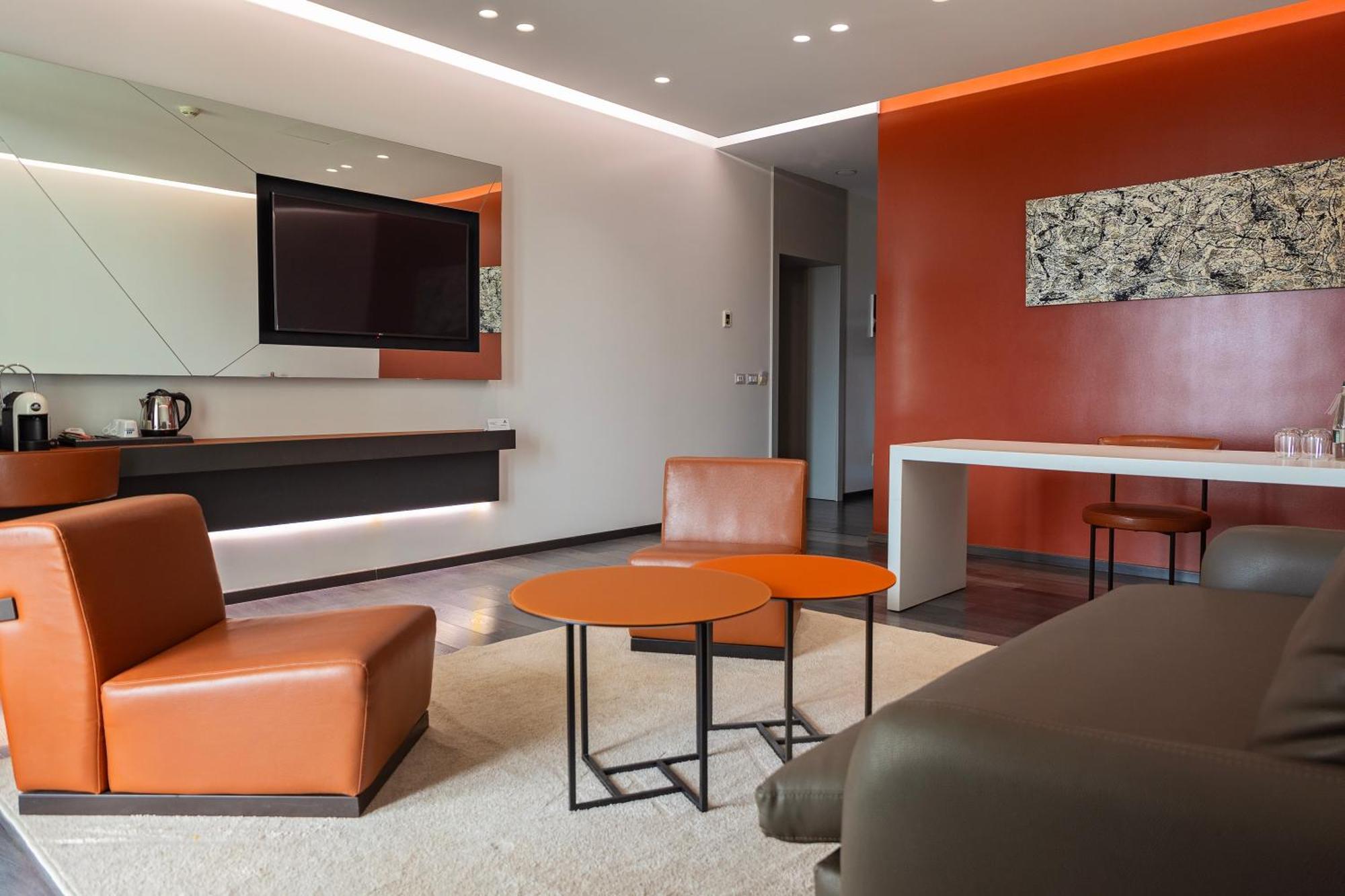 Maritim Marina Bay Resort Spa & Casino Adult Friendly Vlore Exterior photo A suite at the airport
