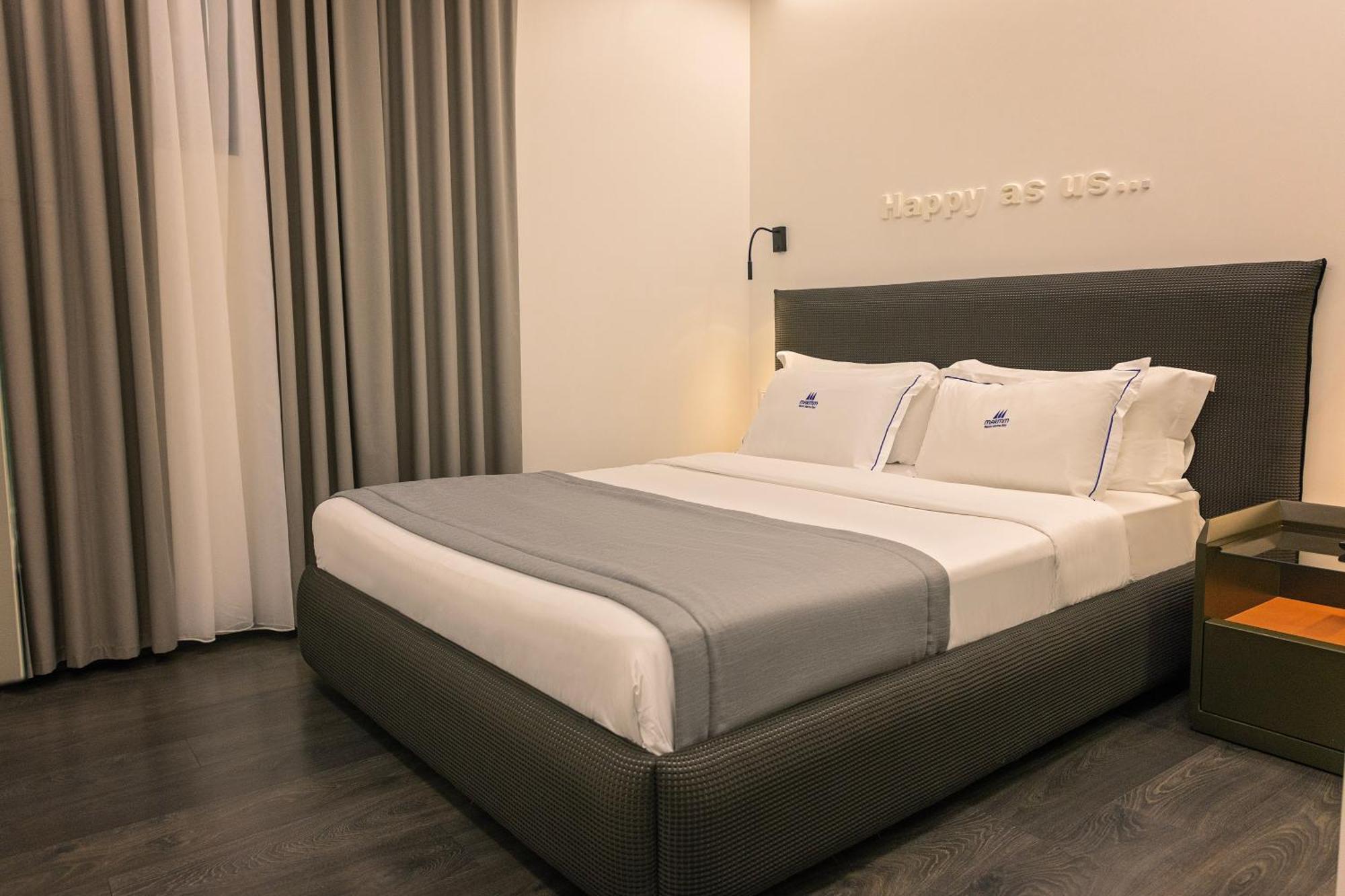 Maritim Marina Bay Resort Spa & Casino Adult Friendly Vlore Exterior photo A room at the hotel