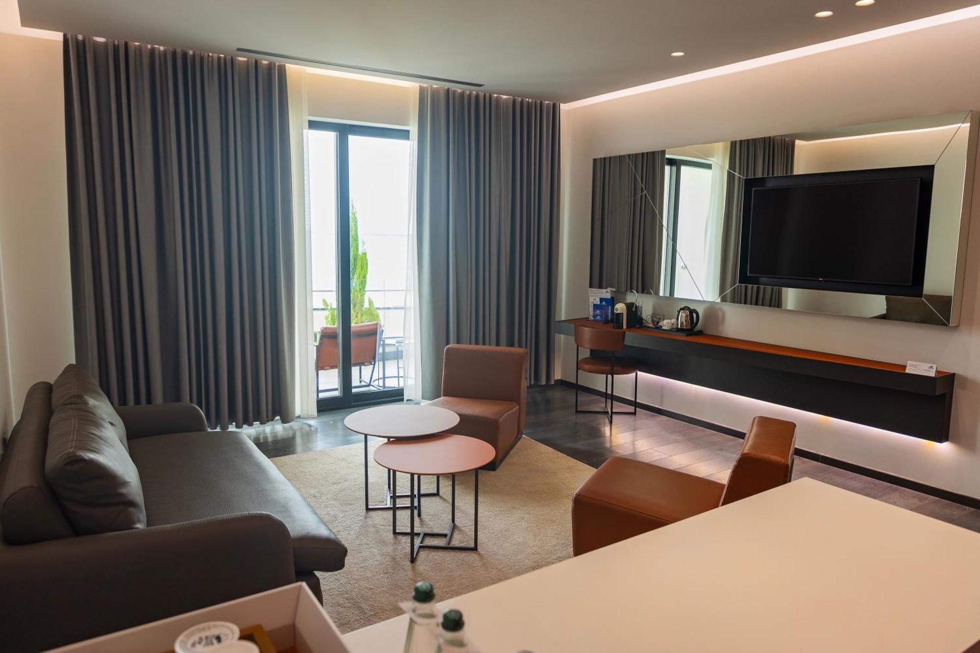 Maritim Marina Bay Resort Spa & Casino Adult Friendly Vlore Exterior photo A suite at the hotel