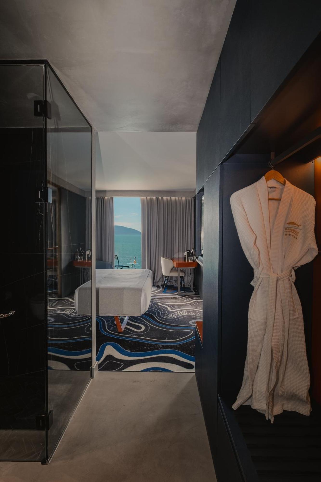 Maritim Marina Bay Resort Spa & Casino Adult Friendly Vlore Exterior photo A bathrobe hanging on a door