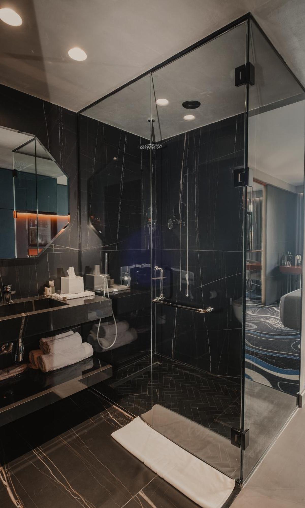 Maritim Marina Bay Resort Spa & Casino Adult Friendly Vlore Exterior photo A shower enclosure