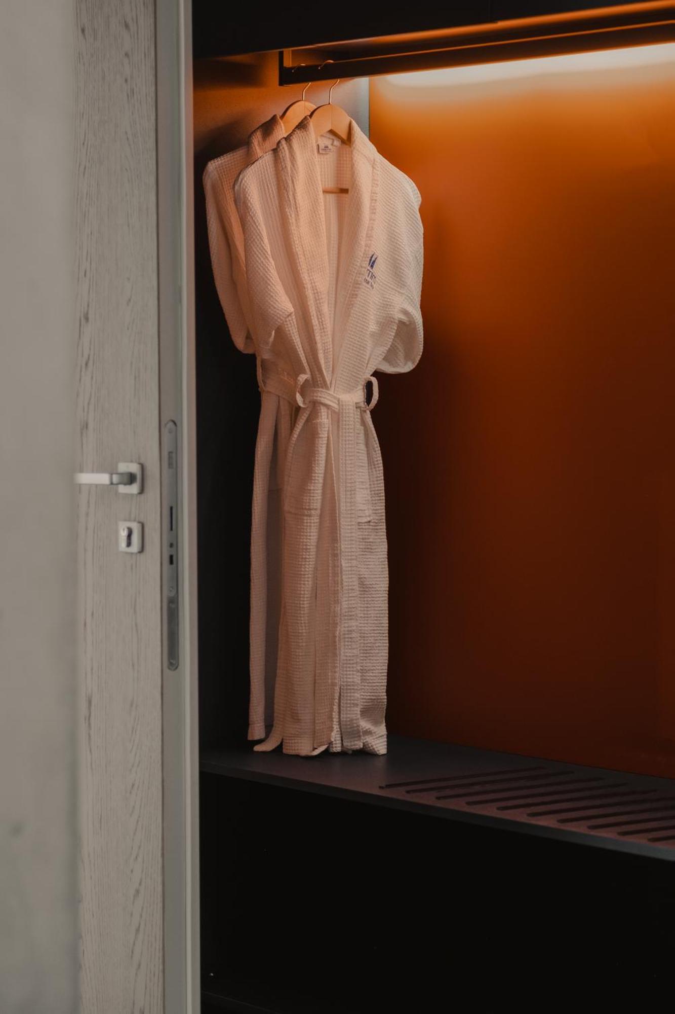 Maritim Marina Bay Resort Spa & Casino Adult Friendly Vlore Exterior photo A bathrobe hanging on a door