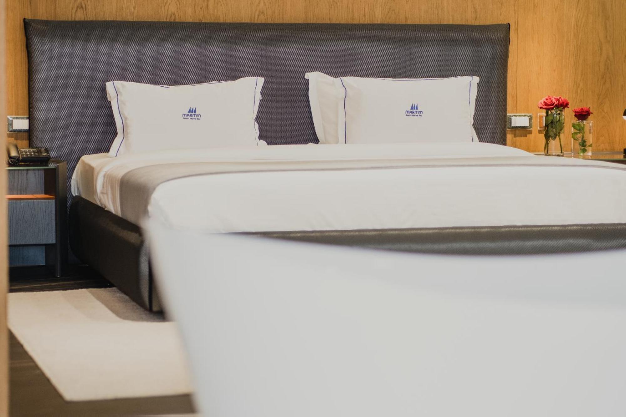 Maritim Marina Bay Resort Spa & Casino Adult Friendly Vlore Exterior photo A bed with a mattress