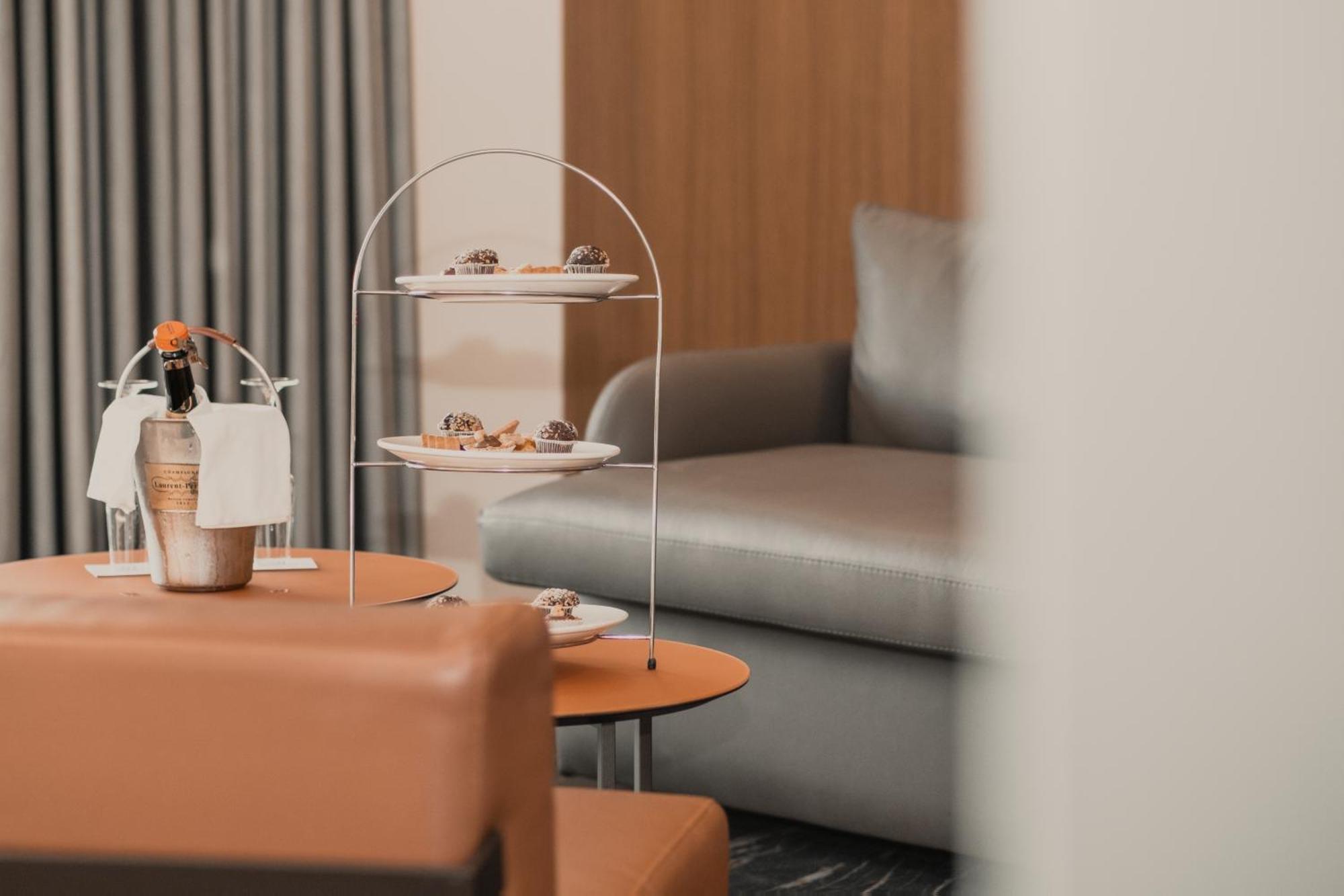 Maritim Marina Bay Resort Spa & Casino Adult Friendly Vlore Exterior photo A three-tiered serving tray