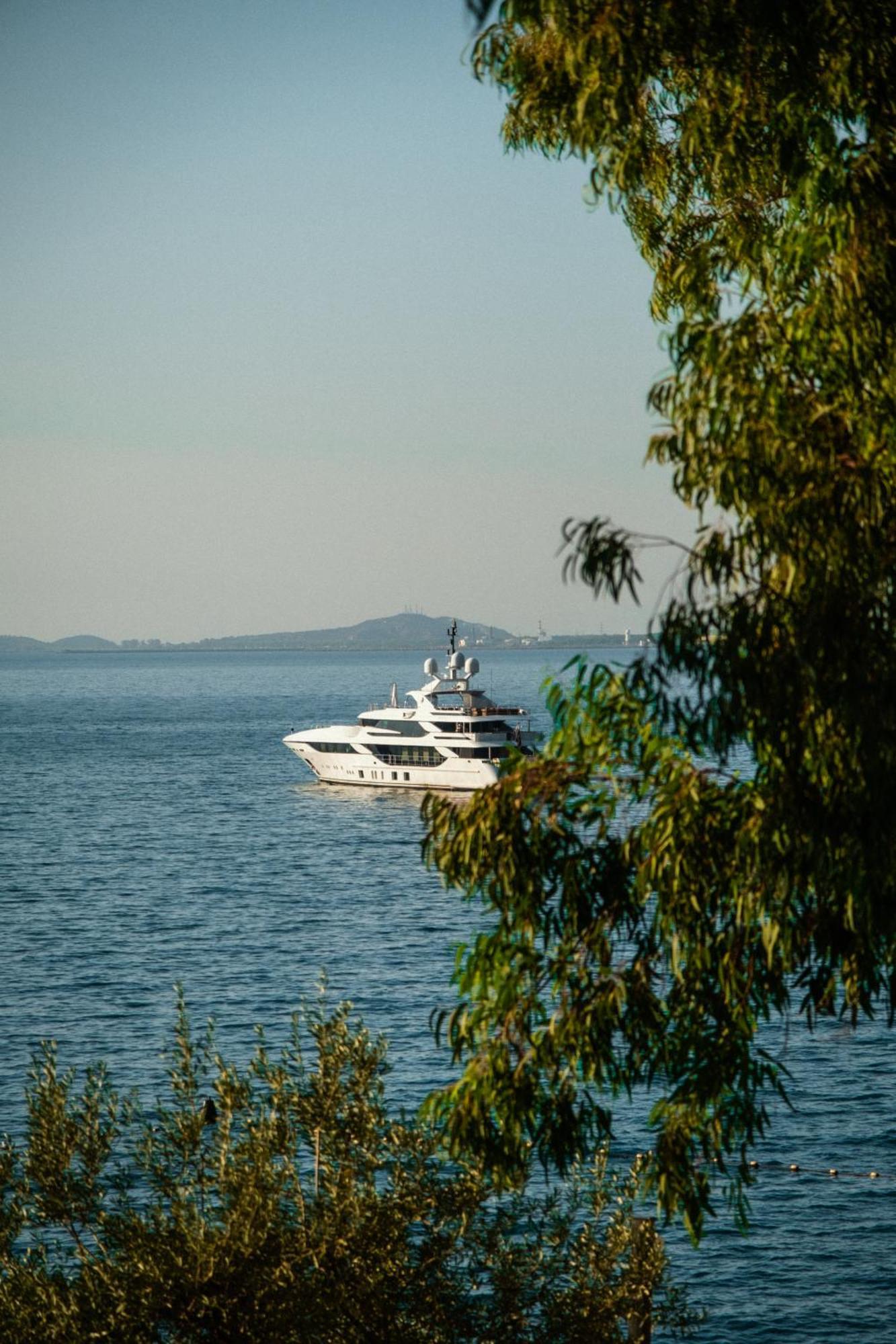 Maritim Marina Bay Resort Spa & Casino Adult Friendly Vlore Exterior photo A yacht in the Gulf of Saint-Tropez