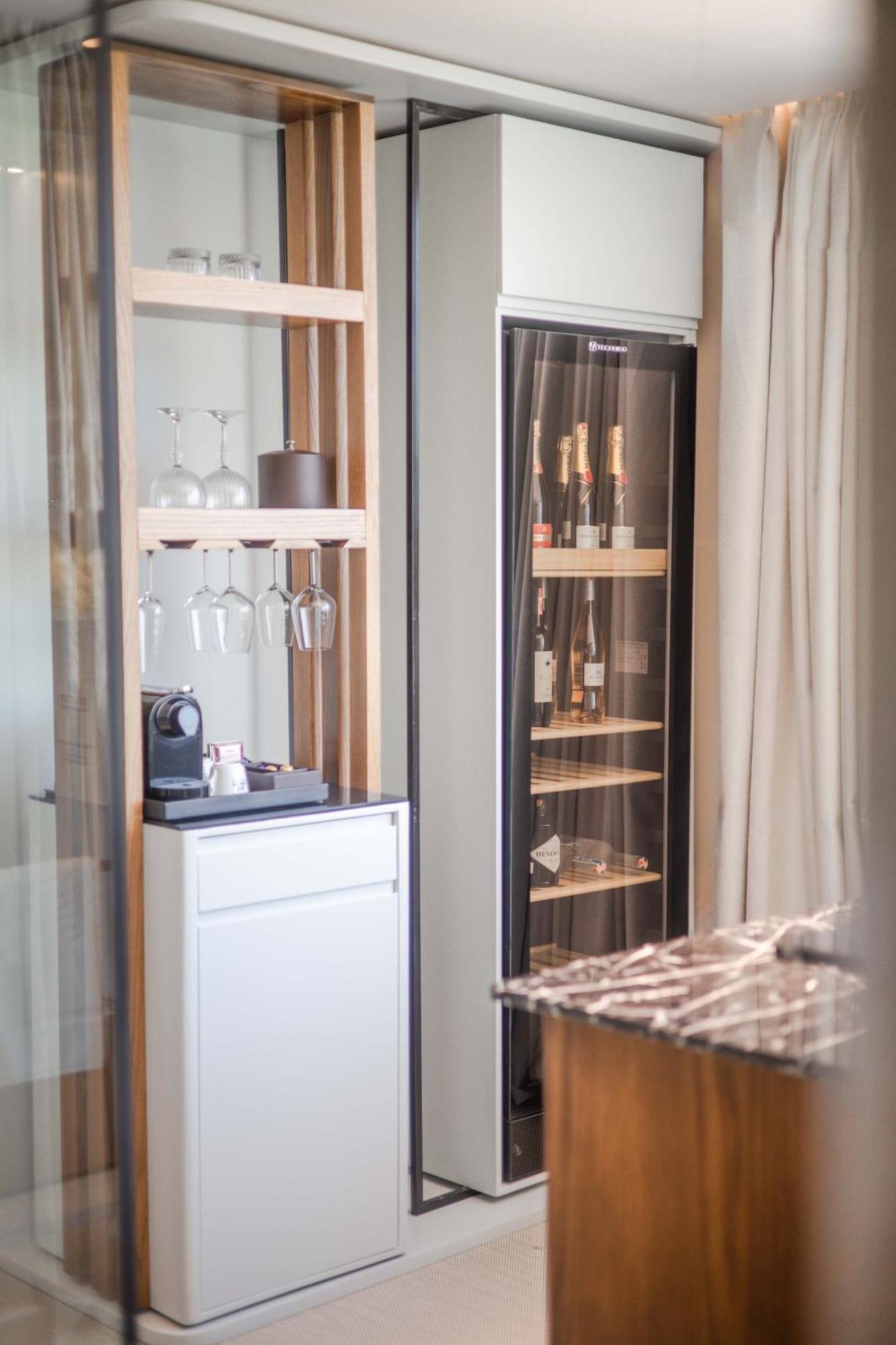 Maritim Marina Bay Resort Spa & Casino Adult Friendly Vlore Exterior photo A wine refrigerator