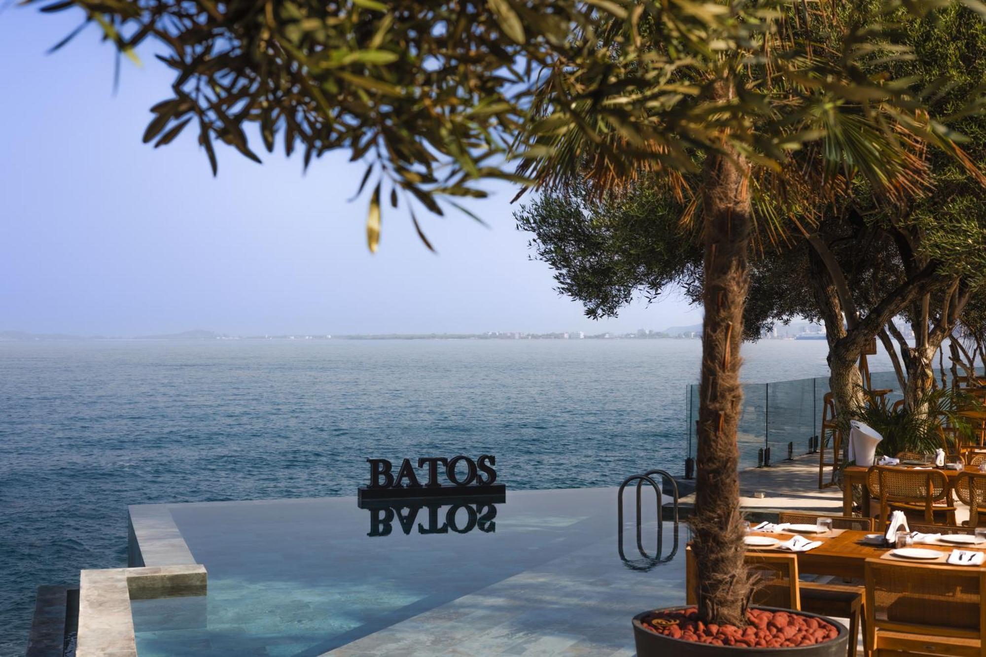 Maritim Marina Bay Resort Spa & Casino Adult Friendly Vlore Exterior photo The pool at the hotel