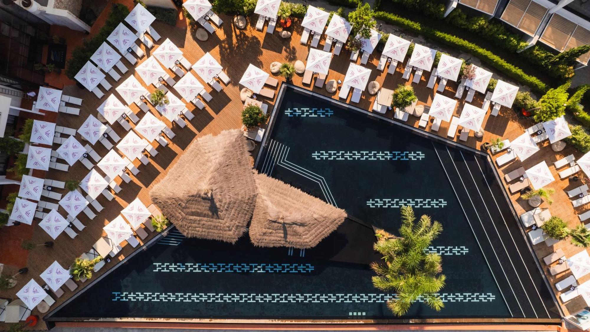 Maritim Marina Bay Resort Spa & Casino Adult Friendly Vlore Exterior photo The rooftop pool at the Hotel