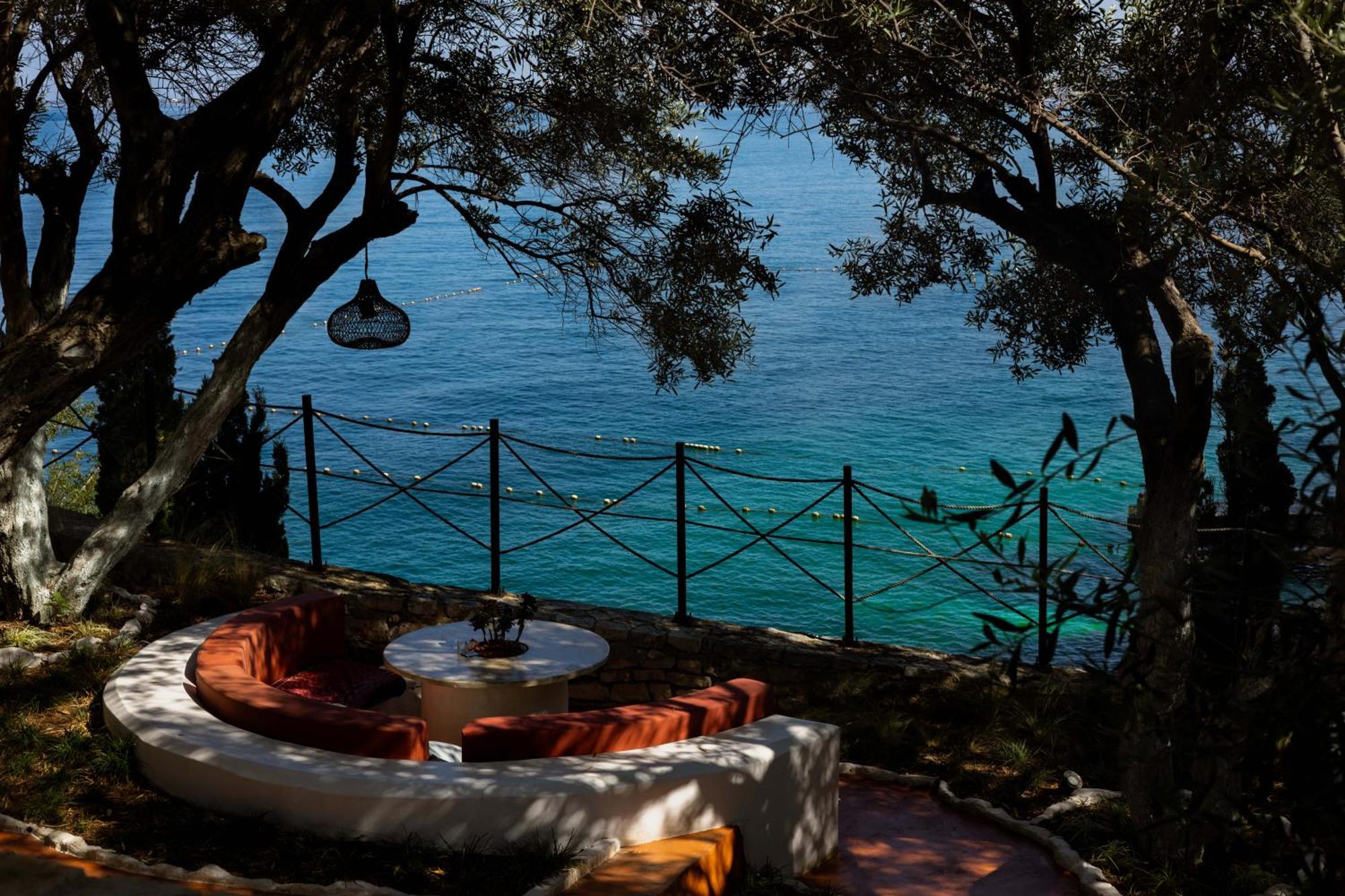 Maritim Marina Bay Resort Spa & Casino Adult Friendly Vlore Exterior photo A view of the sea from the restaurant